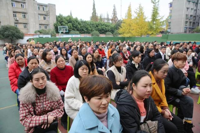 携手共育 温暖前行--彭州市实验小学2014级家长会