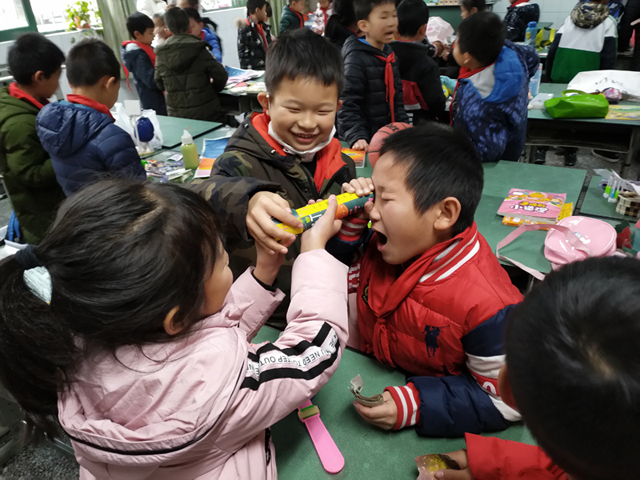 小市场，大收获——天府新区西寺小学第六届跳蚤市场活动