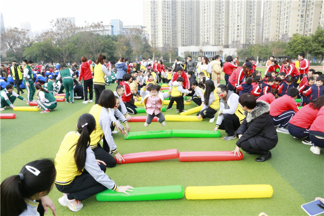 涌泉中心幼儿园举行“大手牵小手 幸福向前冲”首届亲子运动会