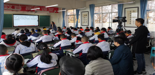 大邑县教育局开展“基于互联网+混合式学习”赛课，提升课堂质效