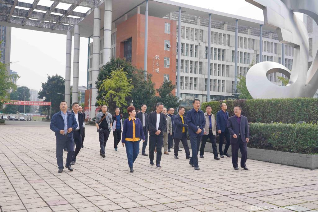 资阳市人大常委会来仁考察职业教育工作