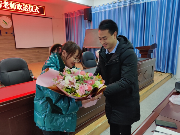 沐川县第二实验小学举行江山市叶肖芳老师欢送仪式