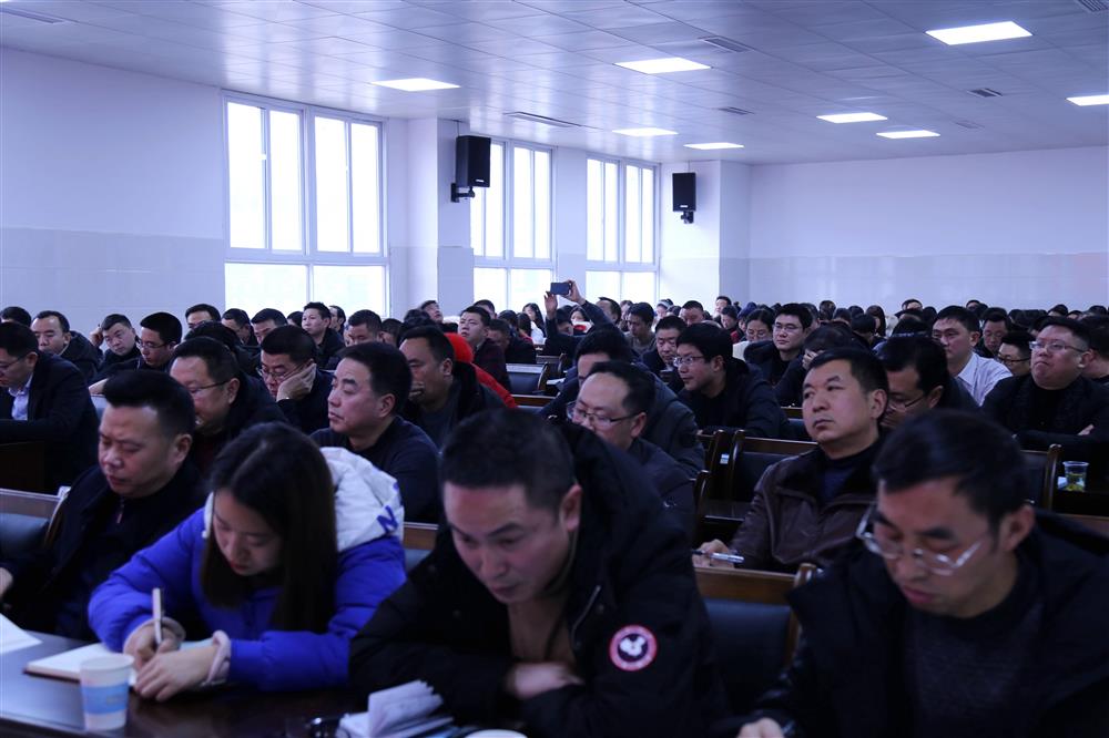 万源市中小学校长在行政会上收到特殊礼物