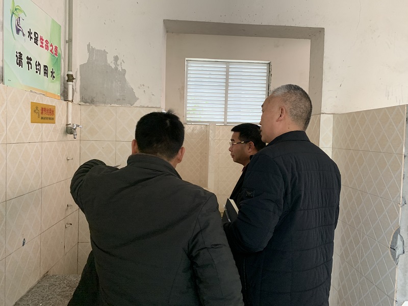 泸县水务局和泸县教育局和体育局到一心学校开展“节水型学校”验收工作