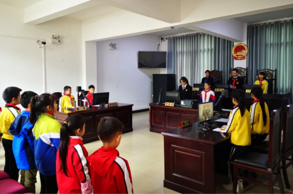屏山县龙华中心校学生“开庭审案”