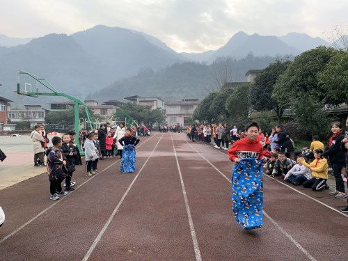 雨城区各学校（园）辞旧迎新庆元旦