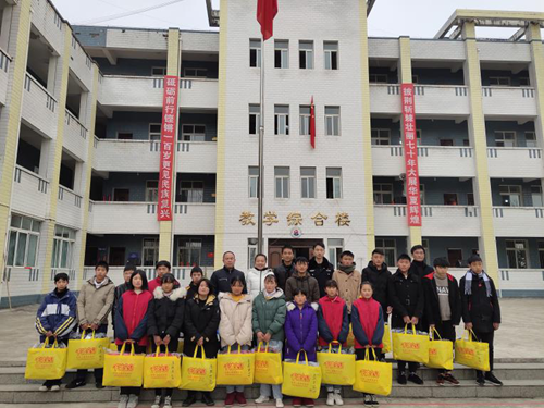 汉源县公安局在皇木镇初级中学开展“新春圆梦”活动