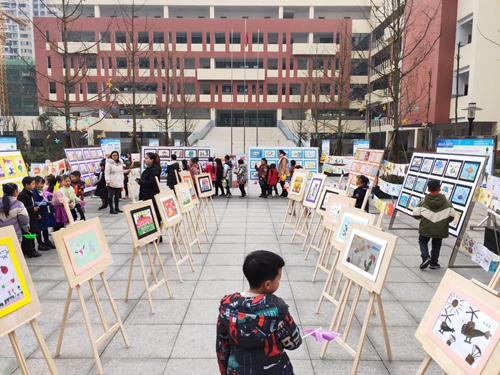 雨城四小光华校区开展庆元旦活动暨美术展