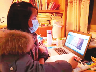 停课不停学 学生在家与老师“隔空见面”