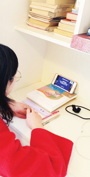 停课不停学 学生在家与老师“隔空见面”