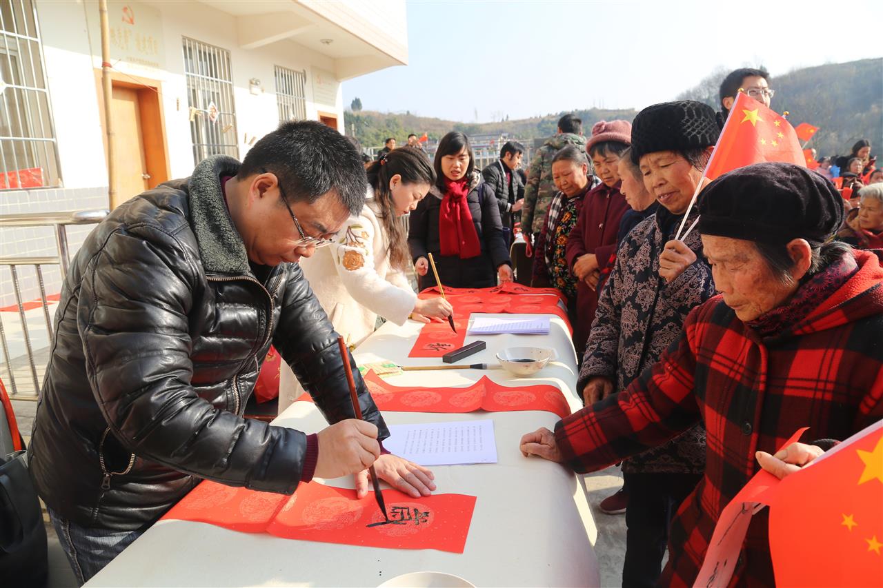 为贫困户送祝福、助脱贫——市教育局开展送文化下乡暨“以购代扶”赶集活动