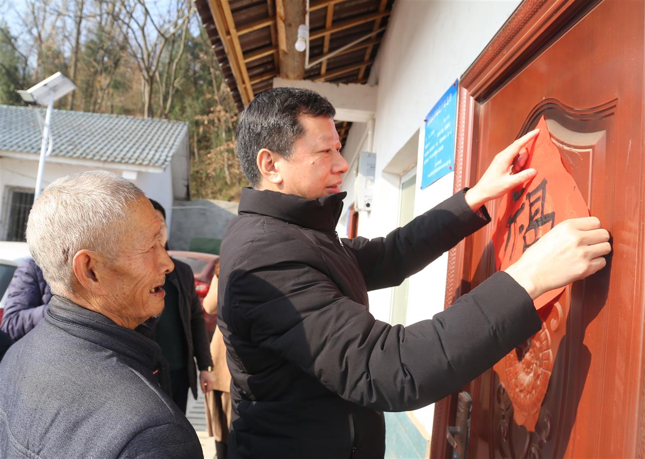 为贫困户送祝福、助脱贫——市教育局开展送文化下乡暨“以购代扶”赶集活动