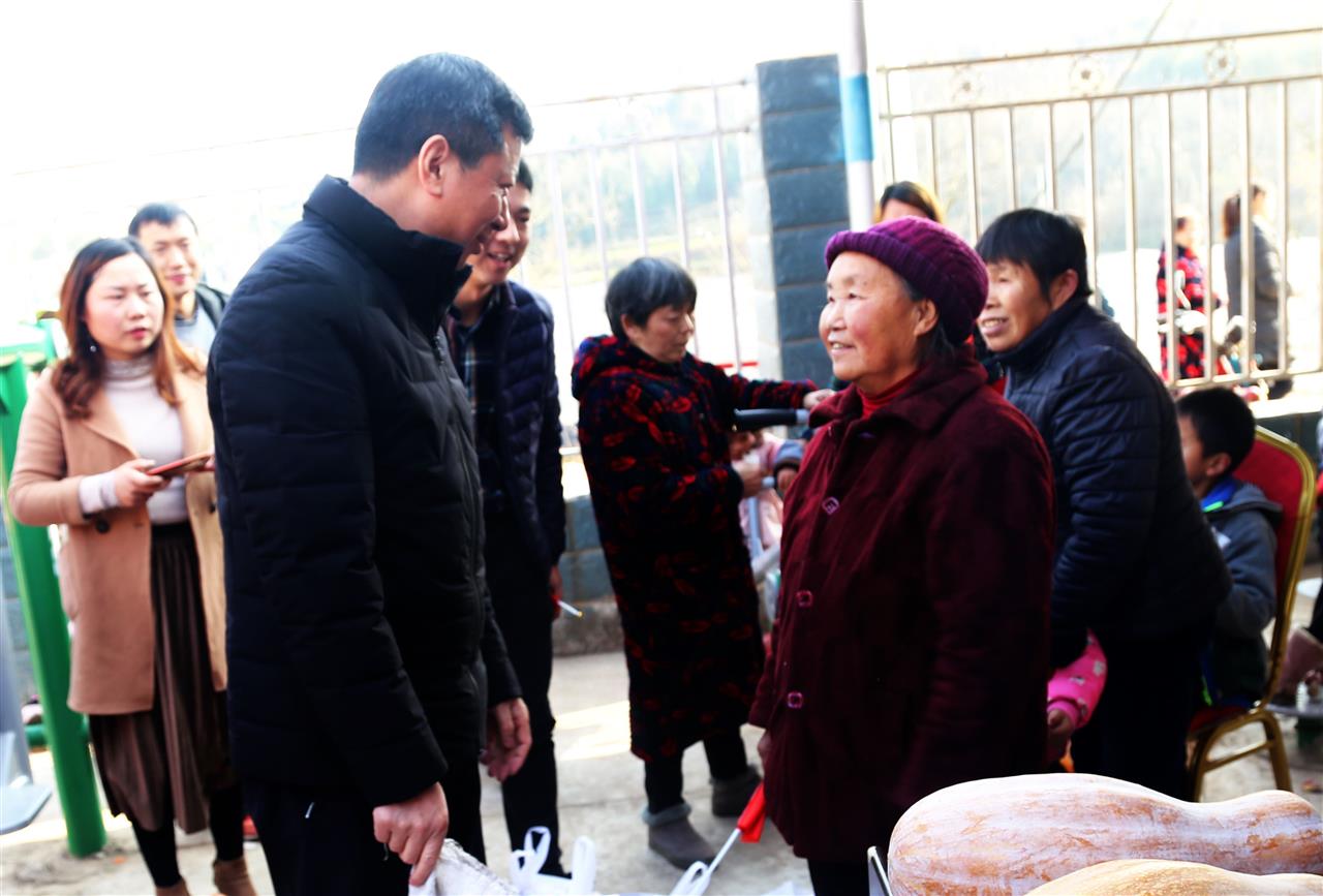 为贫困户送祝福、助脱贫——市教育局开展送文化下乡暨“以购代扶”赶集活动