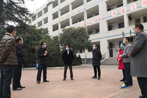 广汉市教育局长督查域内高中疫情防控和线上教学工作