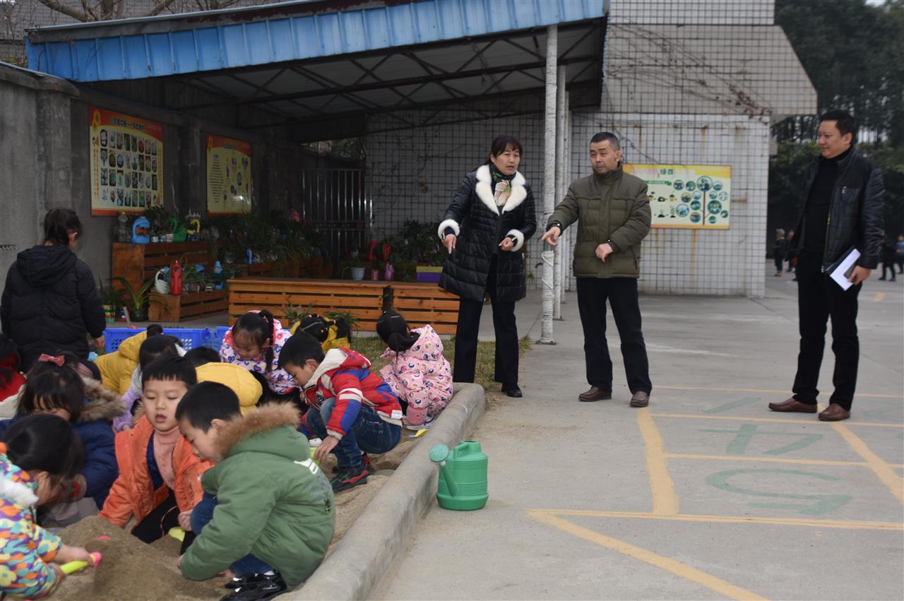 罗江区教育局党委书记、局长刘远洋到罗江区二幼调研