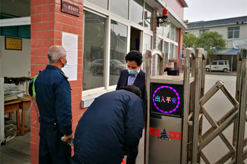 广汉市教育局长暗访学校疫情防控工作