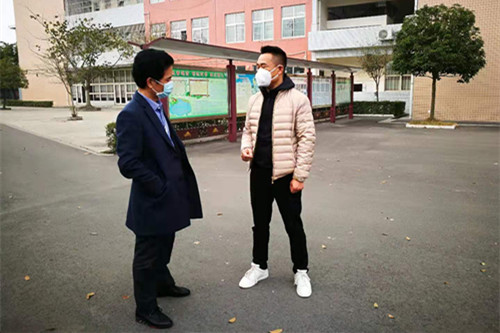 广汉市教育局长暗访学校疫情防控工作