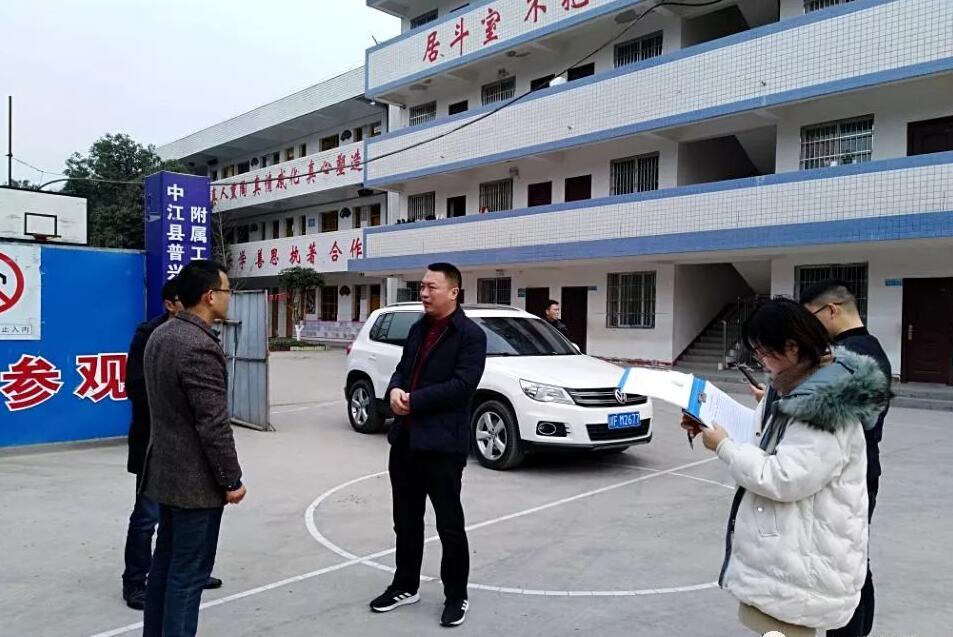 中江县委常委、政法委书记刘仁政到学校指导安全工作