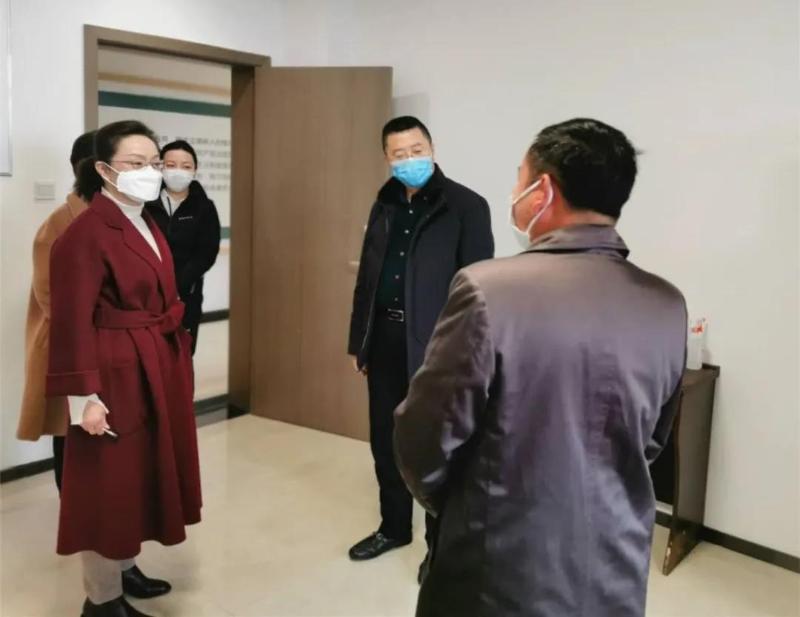 蒋丽英看望市教体局机关干部职工并召开座谈会