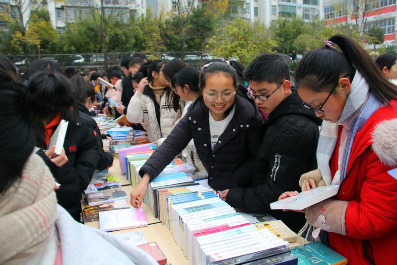 “书展到乡镇 阅读进校园”优秀图书展销活动在平武中学举行