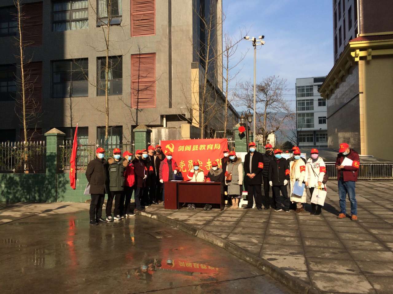 这是一名共产党人的担当与使命！——剑阁县教育局共产党员突击队入户排查疫情