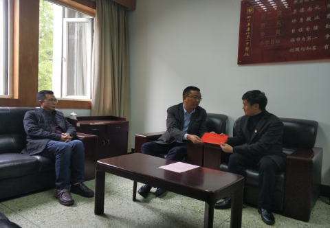 市委教育工委副书记刘友军走访慰问困难党员