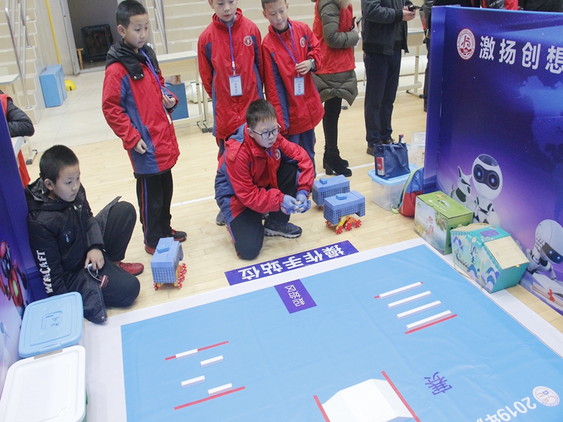 2019年泸州市青少年机器人创新实践活动总决赛在泸州十二中举行