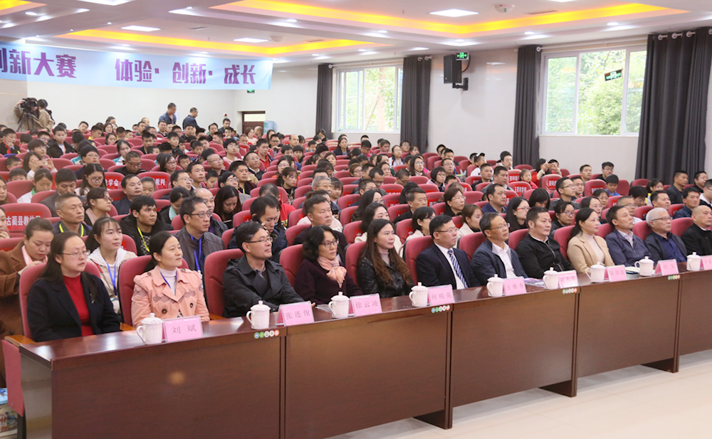 第35届泸州市青少年科技创新大赛在龙马潭区玉带河学校举行