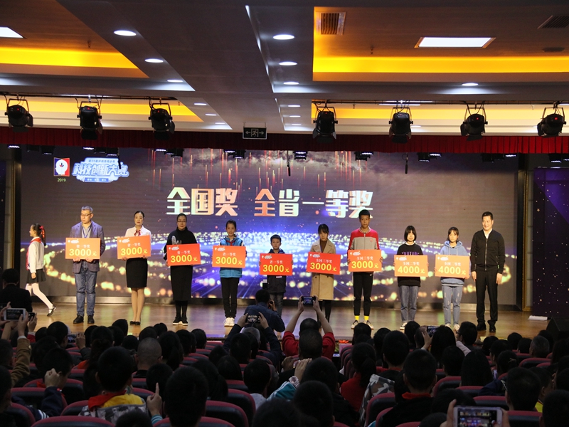 第35届泸州市青少年科技创新大赛在龙马潭区玉带河学校举行