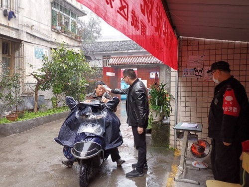 雨城区实验小学教育集团康藏路校区教师姜成红坚守疫情防控第一线