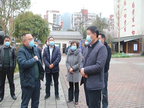 宝兴县委书记冯俊涛调研学校布局统筹优化工作