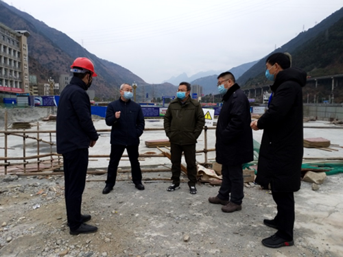 石棉县委常委、宣传部部长王骞调研教育系统在建工程复工情况