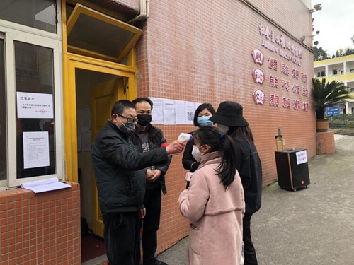 疫情无情人有情 丹心一片护平安：雅安外国语实验小学“大院管家”周洪祥