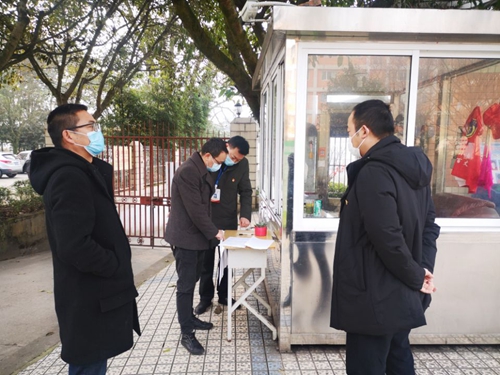 名山区委常委、总工会主席陈曦督查学校疫情防控及停课不停学工作