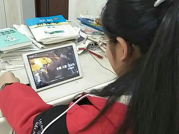 绥山中学学子认真学习禁毒公益宣传片《别让“我以为”变成“我后悔”》