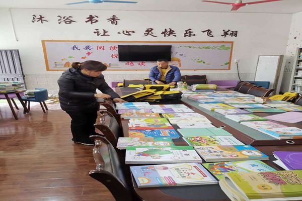 金口河区永胜小学“快递”教材，助力学生网上学习