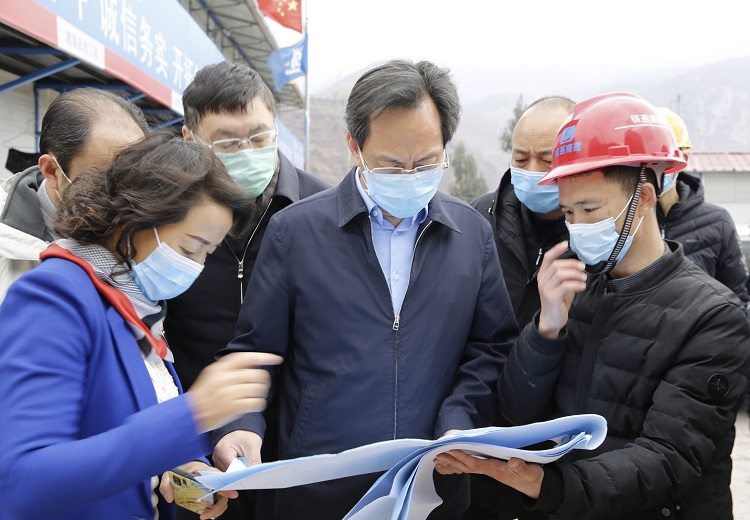 落实省委部署 攻克最后堡垒     李江深入凉山州六县帮助解决教育难题，补齐教育短板   强调坚决贯彻落实中央和省委省政府决策部署   以更大决心更强力度全力打赢“三场战役”