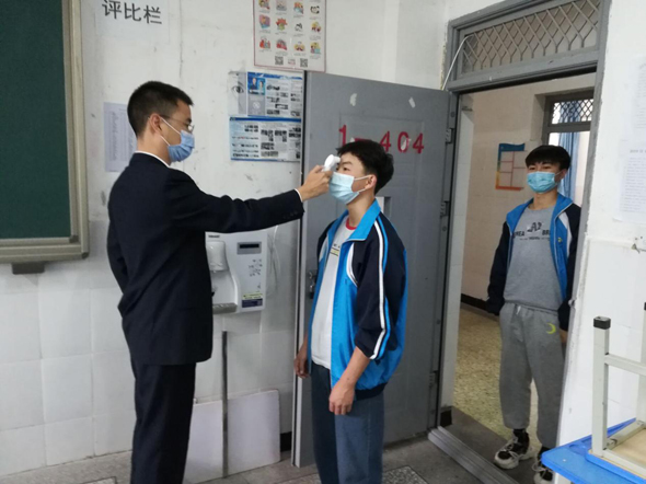 守得春暖  向阳而行 ——简阳职高高一、高二学生安全返校