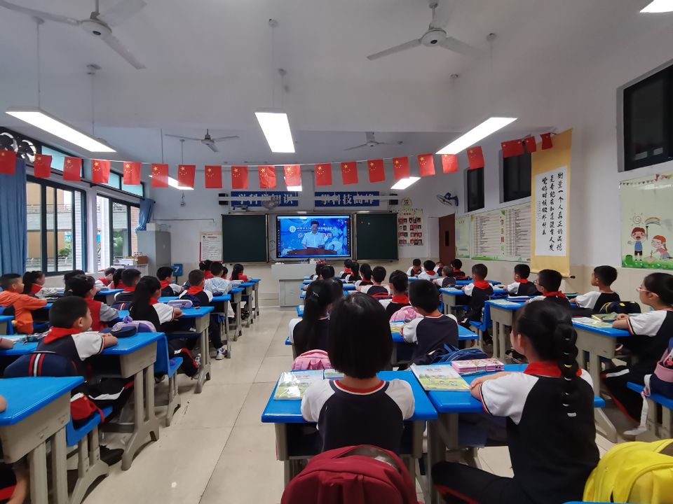 请党放心 强国有我——自贡市汇东实验学校举行云开学典礼