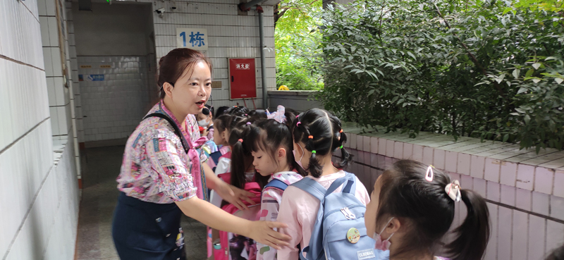 请党放心 强国有我——自贡市汇东实验学校举行云开学典礼