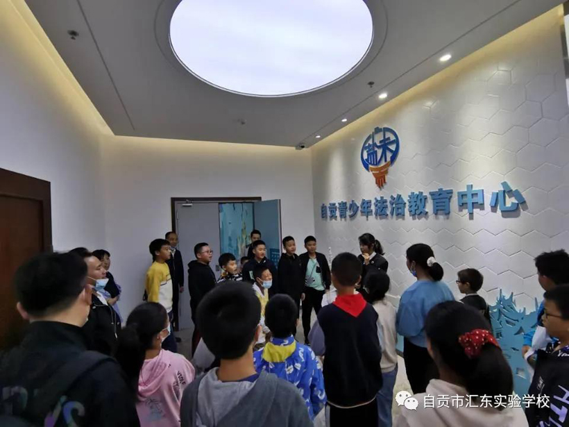 自贡汇东实验学校学生参加“世界精神卫生日”主题活动